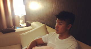 歐弟抱著新生女兒打游戲：歐爸開啟宅男模式了