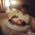 歐弟抱著新生女兒打游戲：歐爸開啟宅男模式了