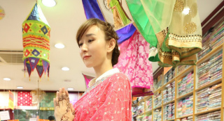 胡静马来西亚逛街变身“唐僧” 彩绘手臂抢镜