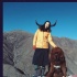 江一燕曬手摸藏獒合照 頭上“長牛角”造型別致