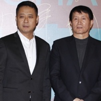 高力强携《梨园伯乐》剧组走红毯 李威精神抖擞