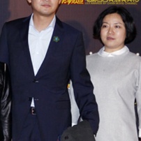 《耳蜗》剧组闪亮登场 李坤霖西装笔挺高大威猛