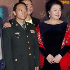 《誘狼》劇組紅毯亮相 導(dǎo)演安瀾一身軍裝顯正氣