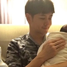 林志穎變身奶爸給二胎寶寶拍嗝 寶寶露后腦勺