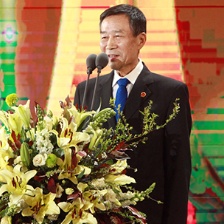 李雪健為優(yōu)秀故事片一等獎開獎 西裝革履精神佳