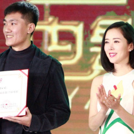 《巴图快跑》斩获优秀儿童片奖 颜丹晨登台颁奖