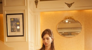 《毀滅寶貝》首曝劇照 小松菜奈染發(fā)扮"陪酒女"