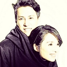 靳東39歲生日 妻子李佳曬照發(fā)文秀恩愛：我陪你