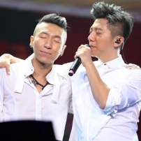 羽泉圣诞演唱会爆满 白百何坐轮椅出席现场表白
