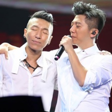 羽泉圣誕演唱會爆滿 白百何坐輪椅出席現(xiàn)場表白