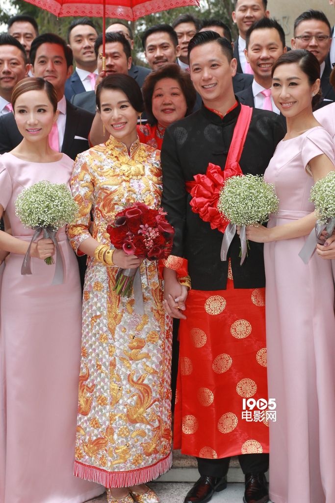 胡杏儿大婚穿中式礼服与老公当众亲吻幸福甜蜜