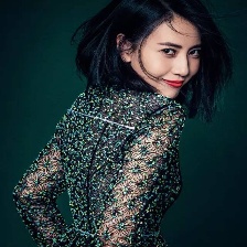 高圓圓登雜志衣著艷麗妝容精致 露香肩秀美腿