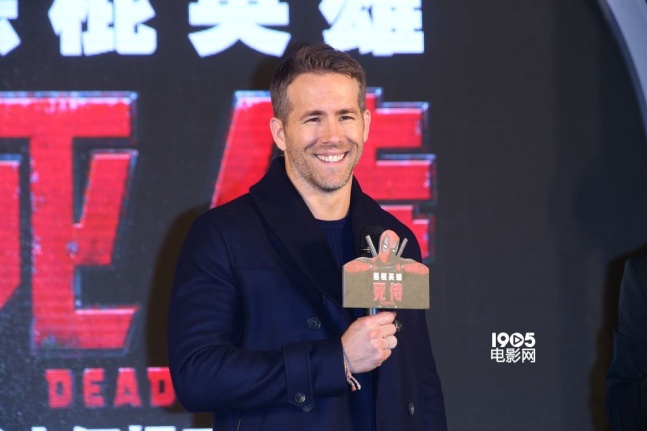 1月21日,加拿大男星瑞安·雷诺兹(ryan reynolds)18点半左右现身台北