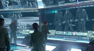 《獨(dú)立日2》曝光月球基地劇照 杰夫宇航服剪彩