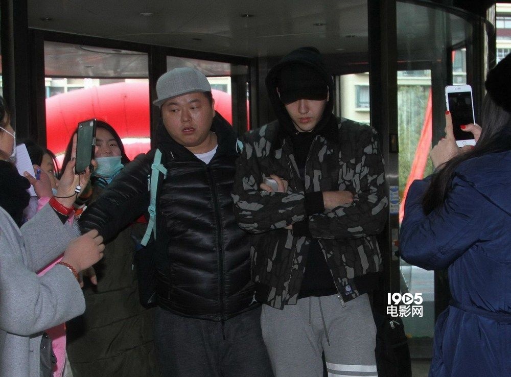  吴亦凡 穿着单薄现身 高铁 站 将参加卫视春晚录