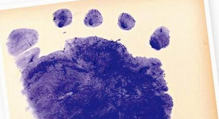 “宮洺”鳳小岳升級當(dāng)爸爸 曬新生混血兒子腳印