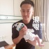 印小天喜得一子取名“印斯明” 手抱兒子笑開(kāi)顏