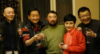 《顽主》剧组重聚 葛优手舞足蹈马晓晴吻导演