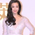 李冰冰深V華服優(yōu)雅亮相活動(dòng) 外籍高層獻(xiàn)貼面吻