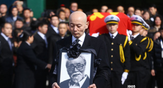 葛存壮告别式举行 葛优怀抱父亲遗像神情悲痛