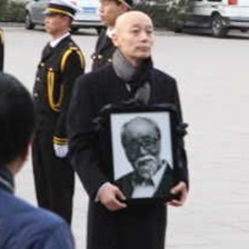 葛存壮告别式举行 葛优怀抱父亲遗像神情悲痛