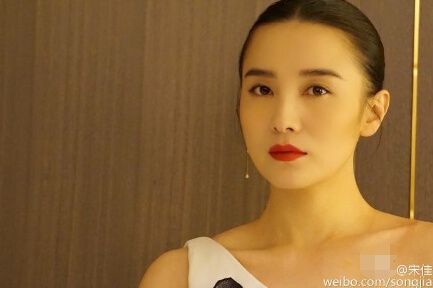 宋佳晒美照露香肩 称妈妈是最厉害的女人