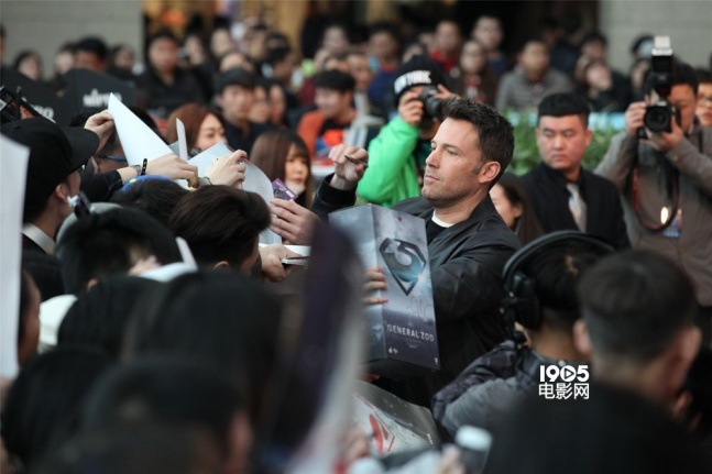活动现场蝙蝠侠本·阿弗莱克和超人亨利·卡维尔各展魅力为自己的战队