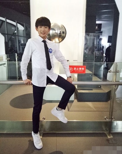 tfboys王源晒自拍 坐马路中间显腿长(图)