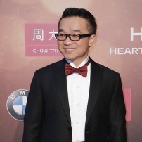 《捉妖记》导演许诚毅现身 西装小领结俏皮可爱