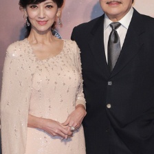 “不老女神”趙雅芝亮相紅毯 米色長裙高貴優(yōu)雅