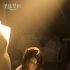 《灵偶契约》4月1日将上映 劳伦·科汉裹浴巾性感