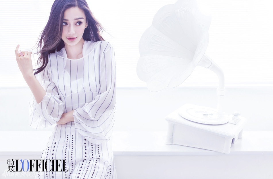 angelababy轻盈玲珑登封面白衣赤脚纯净惊艳