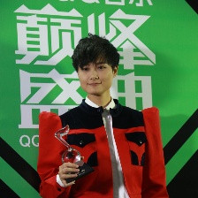 QQ音乐盛典众星云集 李宇春被颁"最佳男歌手"不悦