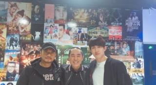 林更新晒与张艺谋合影 称《长城》配音已经完成