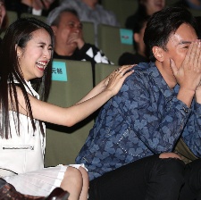 林依晨親密趴鄭元暢后背 咧嘴大笑秒變“湘琴”