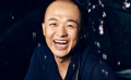 “长发少年”进校园 包贝尔足球场上专业陪跑