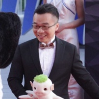 导演许诚毅亮相北影节红毯 胡巴阿宝随行狂卖萌