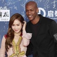 运动巨星马布里携郑秀妍亮相 西装运动裤高大威猛