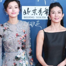 《寒戰(zhàn)2》劇組亮相 楊采妮黑裙優(yōu)雅文詠珊花裙斗艷