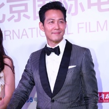 李政宰亮相北影節(jié) 紳士從容微笑顯暖男萌叔風(fēng)范