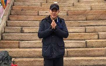 李连杰时隔13年再登五台山 穿运动套装轻松惬意