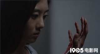 《死亡筆記》發(fā)布“爬尸”預(yù)告 孕婦浴缸搏鬼