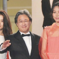 《小姐》劇組亮相 金珉禧紗裙優(yōu)雅河正宇插兜耍帥