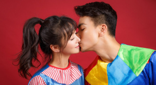 陳紫函戴向宇領(lǐng)證宣布結(jié)婚 曬紅本巨大鉆戒搶鏡