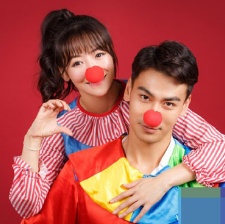 陳紫函戴向宇領(lǐng)證宣布結(jié)婚 曬紅本巨大鉆戒搶鏡