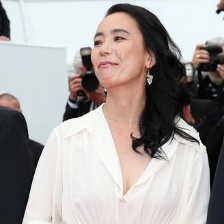 日本女导演河濑直美白衣现身红毯 尽显淑女气质