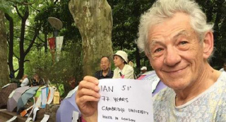 77歲甘道夫上海公園相親 他可有劍橋?qū)W區(qū)房喲！