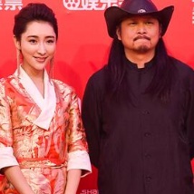 《皮绳上的魂》亮相红毯 导演张扬彰显最帅民族风