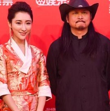 《皮繩上的魂》亮相紅毯 導(dǎo)演張揚彰顯最帥民族風(fēng)