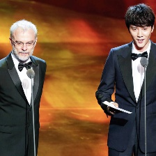 馮紹峰揭曉金爵獎最佳攝影獎 西裝領(lǐng)結(jié)風(fēng)度翩翩